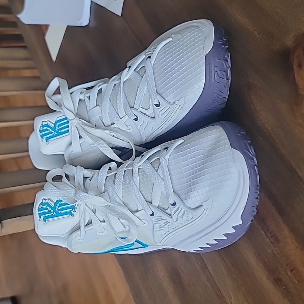 Kyrie Low 4 Size 8. Excellent condition. Worn twice. White/Blue w/Purple bottoms